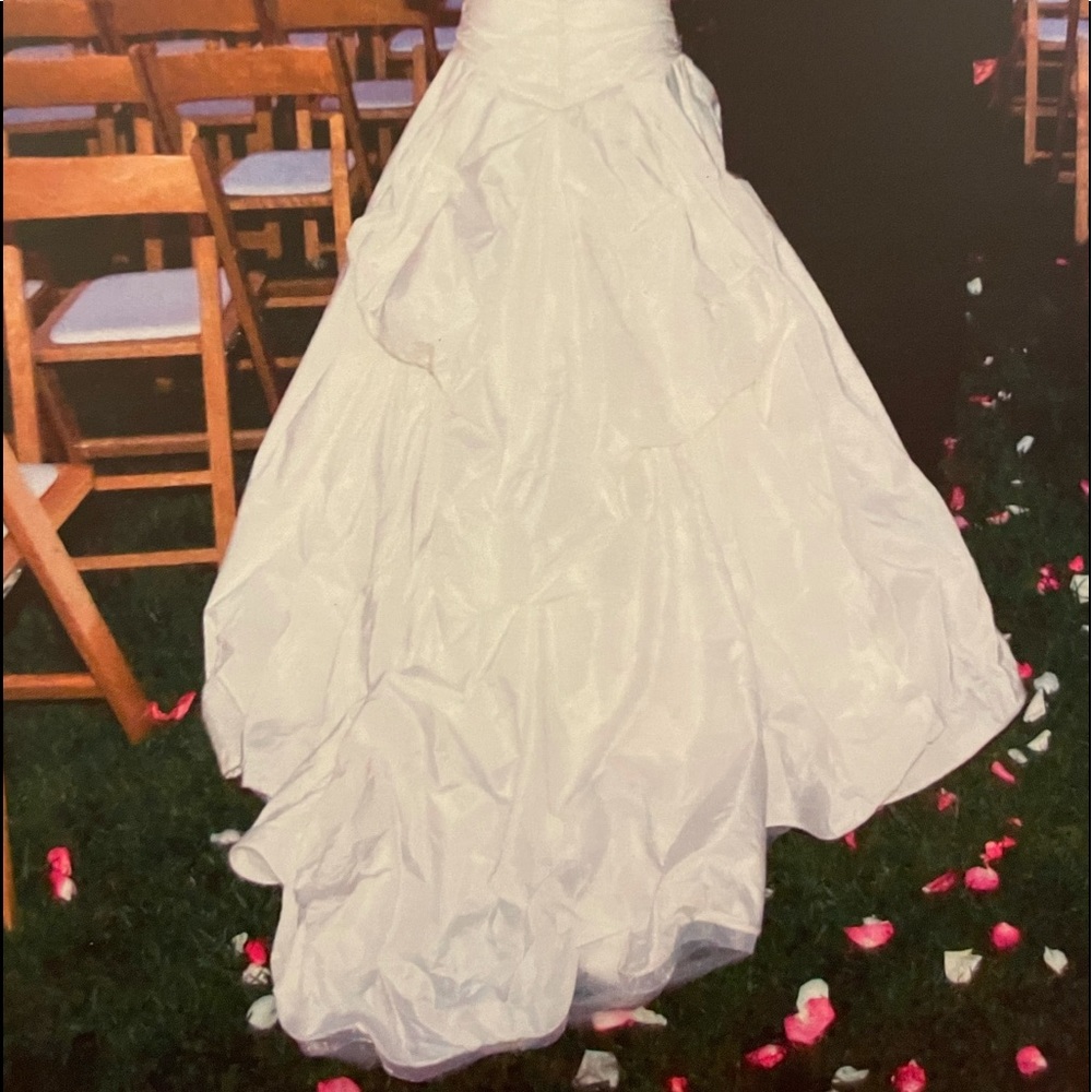 Ines do Santo Ivory “Madeline” Wedding Gown Size 12 (6). Ballon Fit and Flare. - Picture 4 of 11